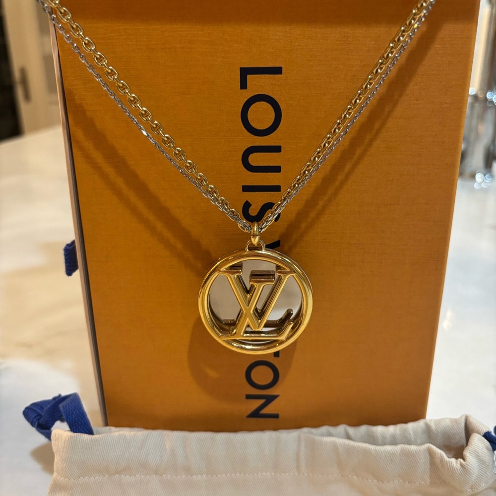 Louis Vuitton 
Size: 31.89" L |
“Louise Necklace”
Box, dust bag, gift bag.